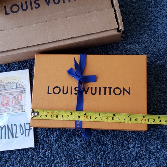 Louis Vuitton Gift Box and LV Ribbon - Picture 2 of 6